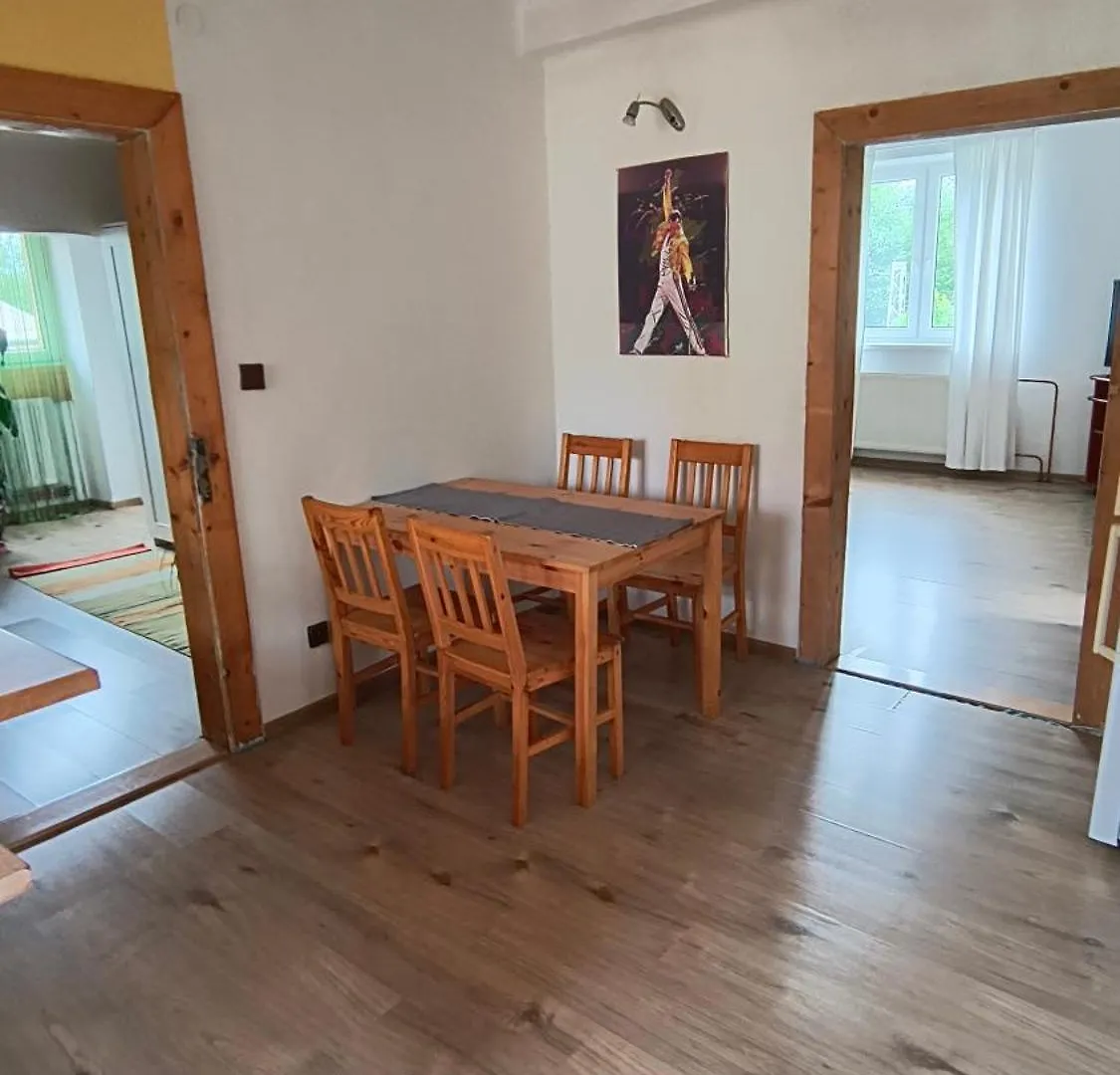 Apartman S Parkovanim اوسترافا شقة